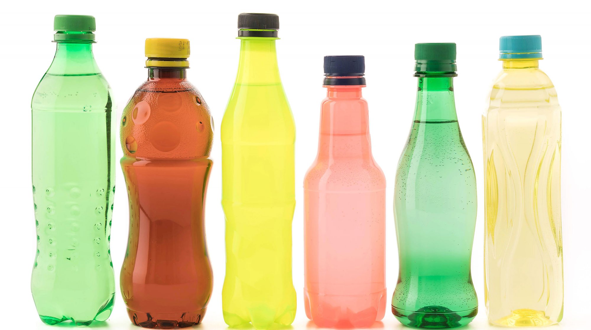 Вода в бутылках и напитки. Пластиковая бутылка. Напитки в бутылках. Пластиковые бутылки газированных напитков. Разноцветные пластиковые бутылки.